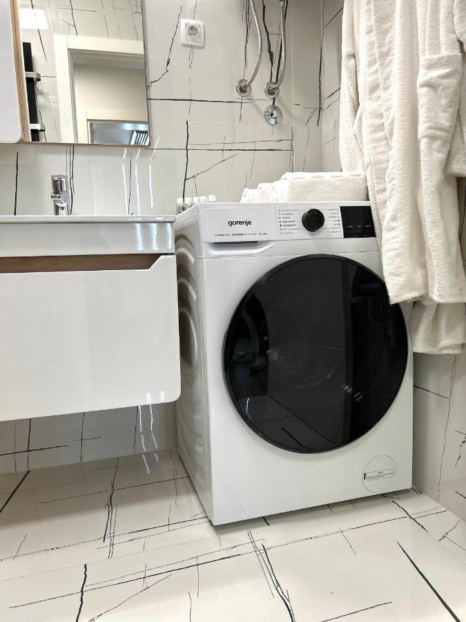 Apartman Lux-Besplatno Koriscenje Zasebne Garaze Sremska Mitrovica Exteriör bild