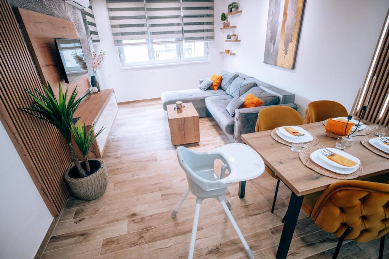 Apartman Lux-Besplatno Koriscenje Zasebne Garaze Sremska Mitrovica Exteriör bild