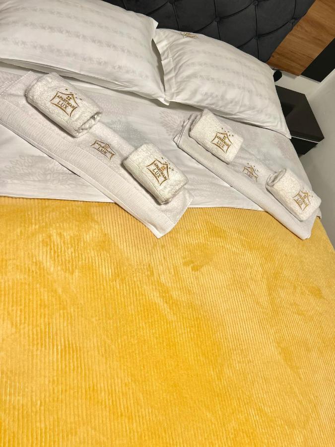 Apartman Lux-Besplatno Koriscenje Zasebne Garaze Sremska Mitrovica Exteriör bild