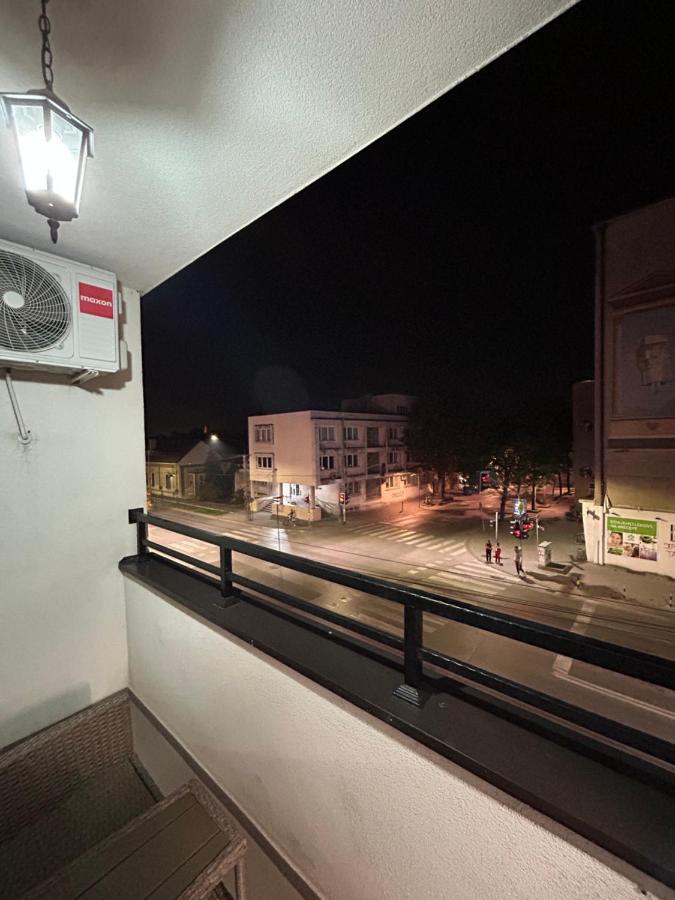 Apartman Lux-Besplatno Koriscenje Zasebne Garaze Sremska Mitrovica Exteriör bild