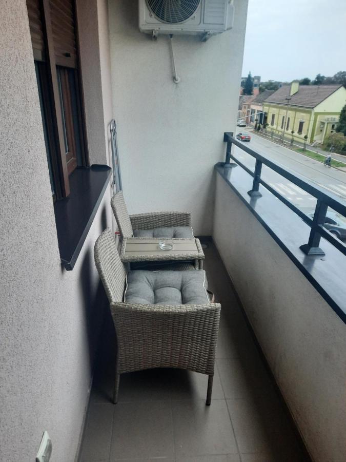 Apartman Lux-Besplatno Koriscenje Zasebne Garaze Sremska Mitrovica Exteriör bild