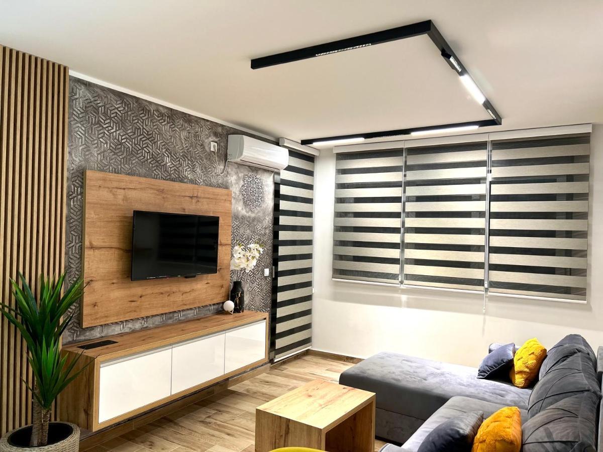 Apartman Lux-Besplatno Koriscenje Zasebne Garaze Sremska Mitrovica Exteriör bild