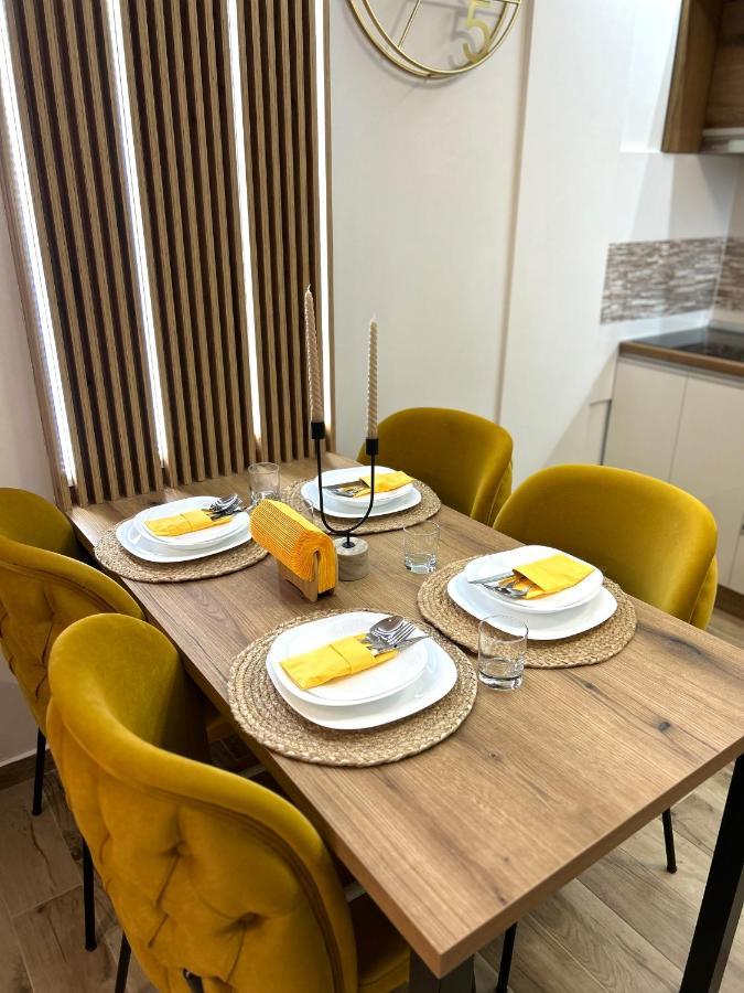 Apartman Lux-Besplatno Koriscenje Zasebne Garaze Sremska Mitrovica Exteriör bild