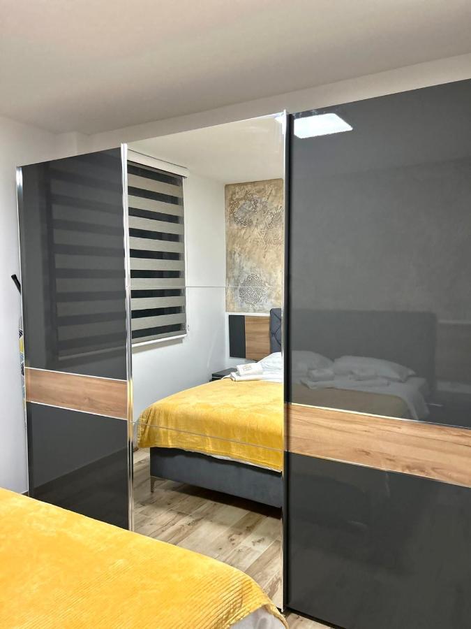 Apartman Lux-Besplatno Koriscenje Zasebne Garaze Sremska Mitrovica Exteriör bild