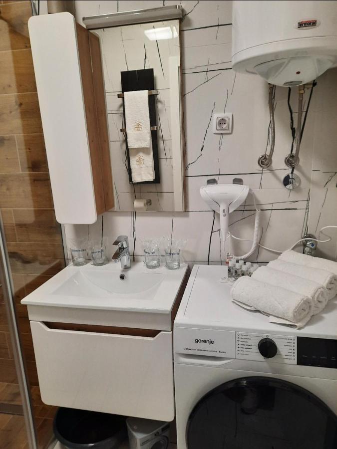 Apartman Lux-Besplatno Koriscenje Zasebne Garaze Sremska Mitrovica Exteriör bild
