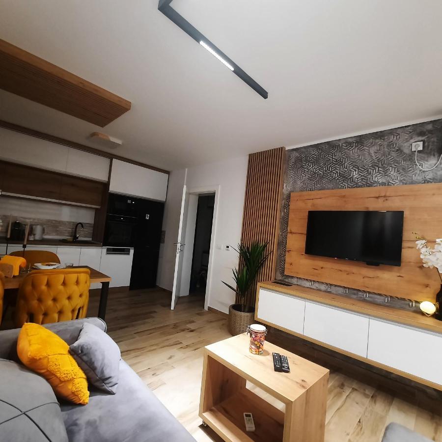 Apartman Lux-Besplatno Koriscenje Zasebne Garaze Sremska Mitrovica Exteriör bild
