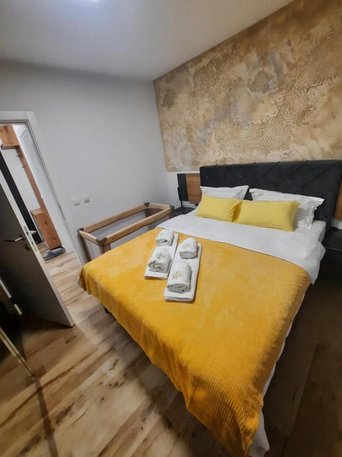 Apartman Lux-Besplatno Koriscenje Zasebne Garaze Sremska Mitrovica Exteriör bild
