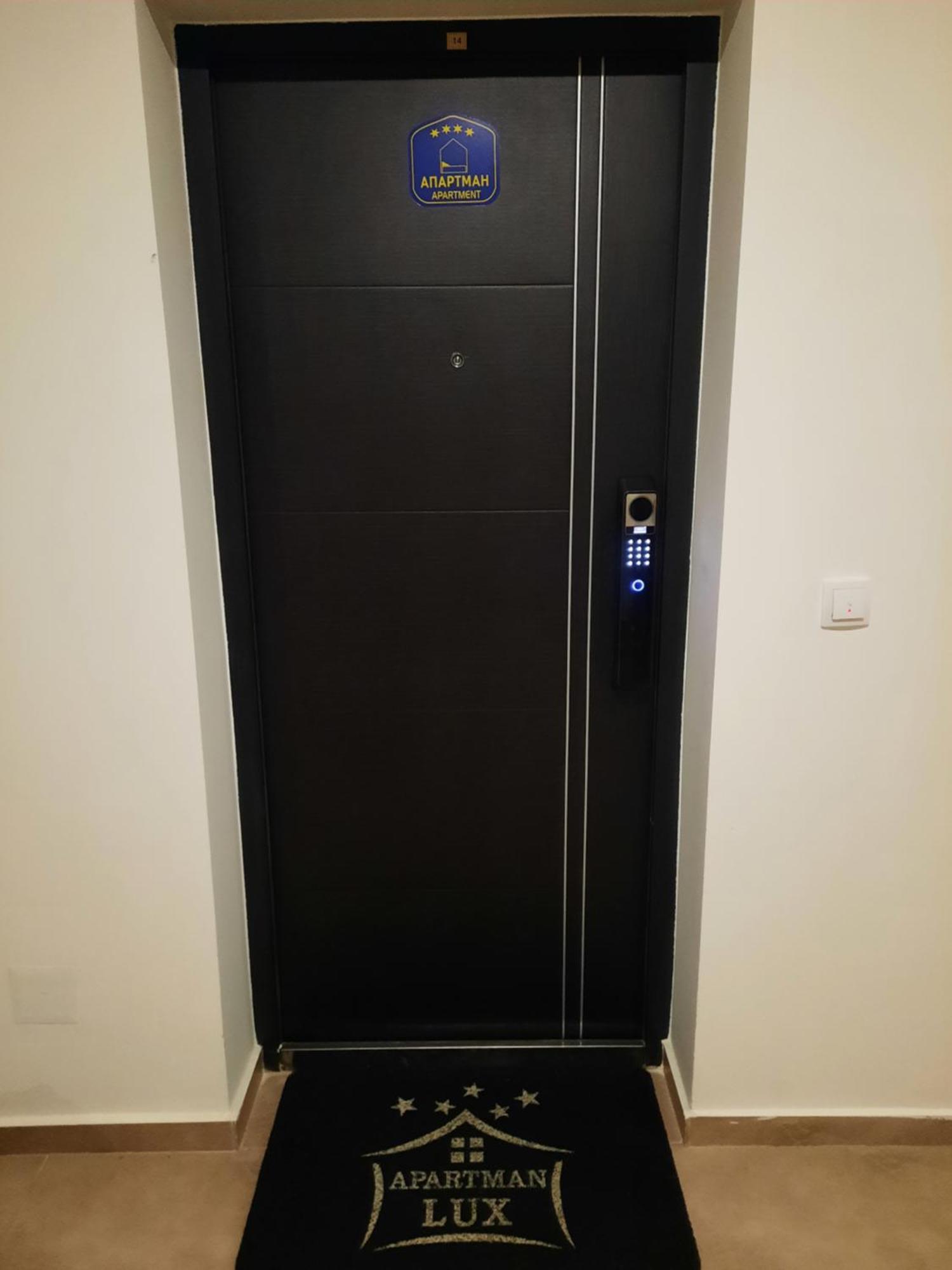 Apartman Lux-Besplatno Koriscenje Zasebne Garaze Sremska Mitrovica Exteriör bild