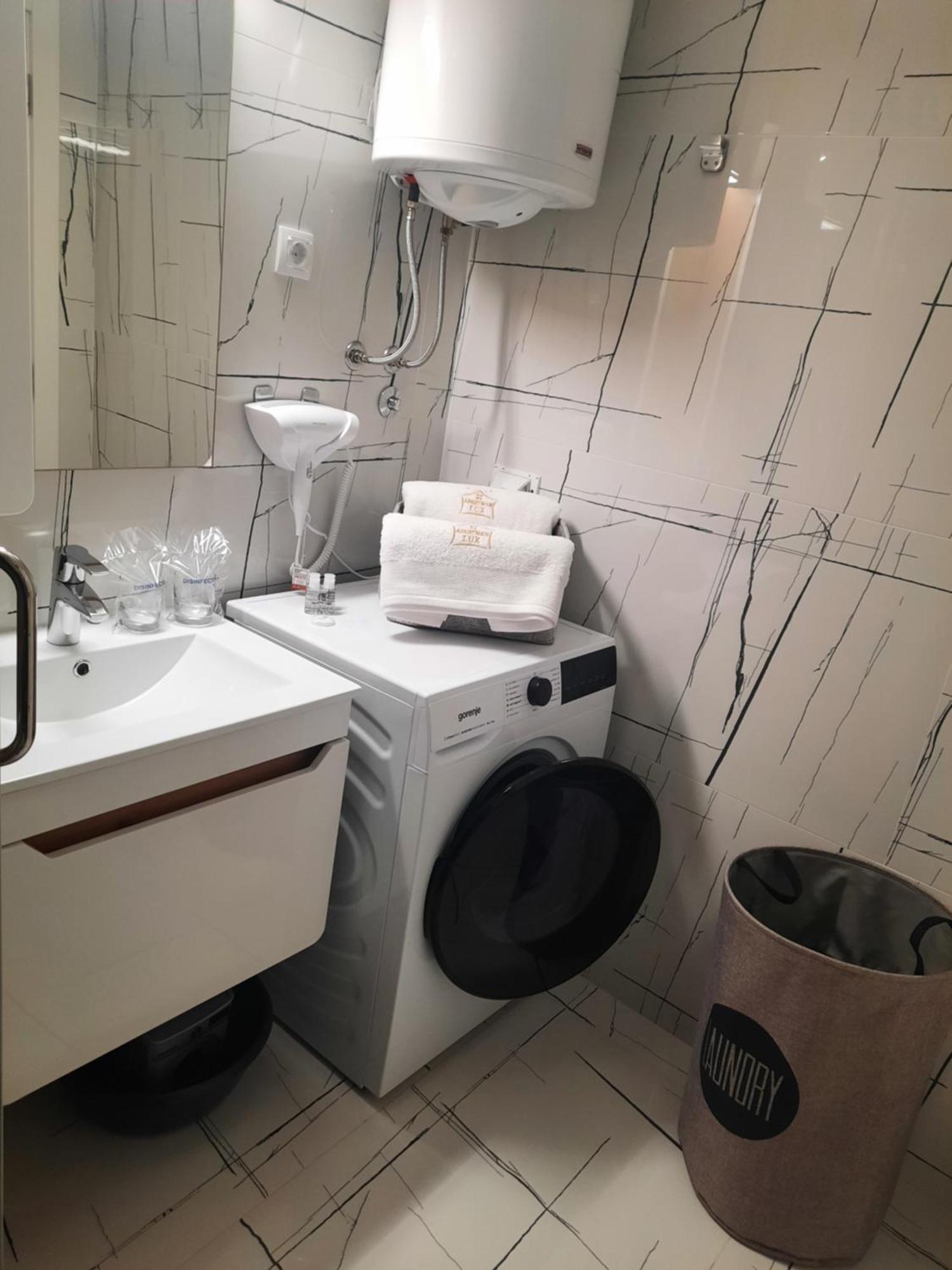 Apartman Lux-Besplatno Koriscenje Zasebne Garaze Sremska Mitrovica Exteriör bild