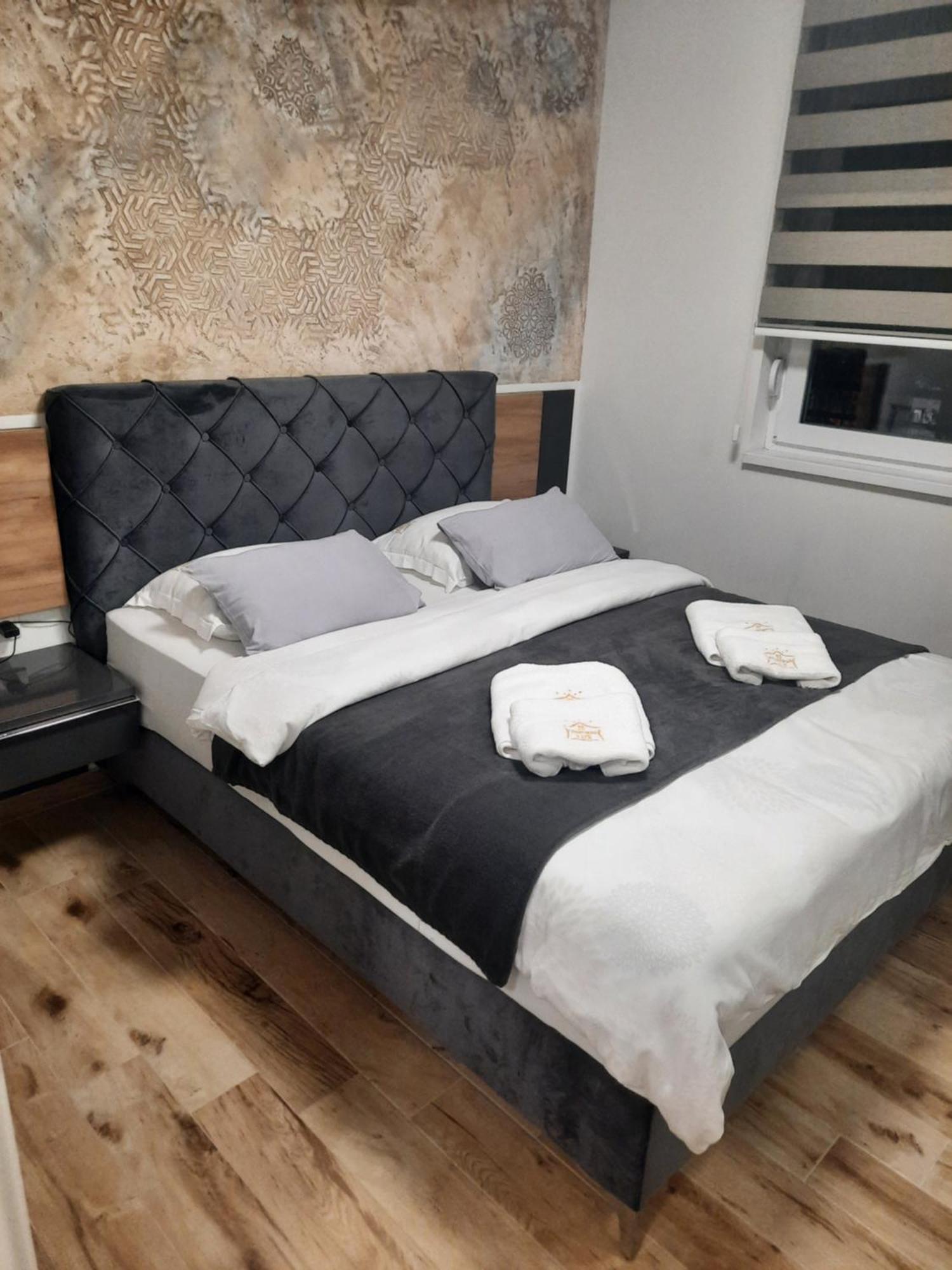Apartman Lux-Besplatno Koriscenje Zasebne Garaze Sremska Mitrovica Exteriör bild